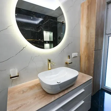 Luxury Zlatko Πανσιόν 4*